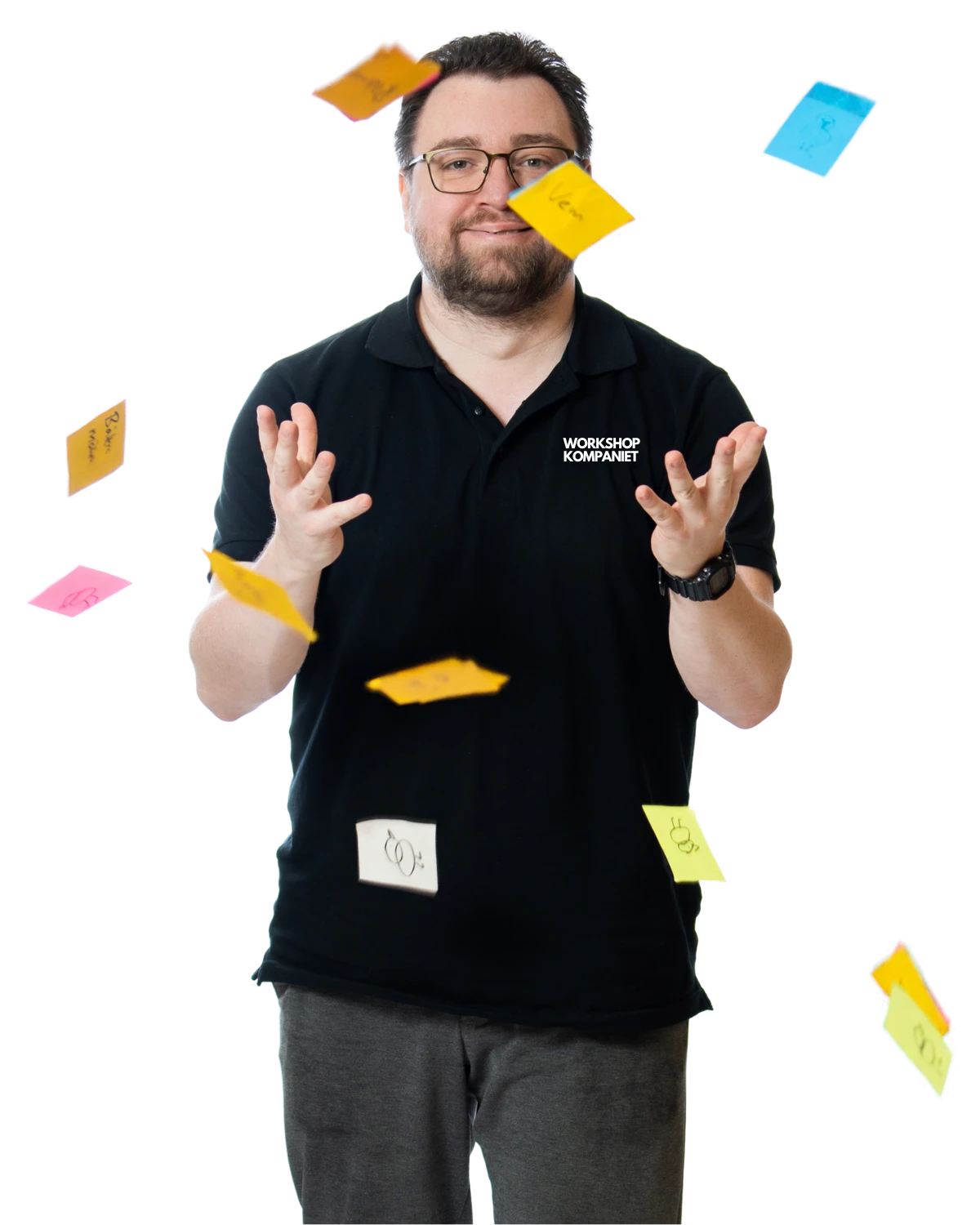 Alexander Fredriksson, facilitator, ler mot kameran medan färgade lappar flyger runt honom.